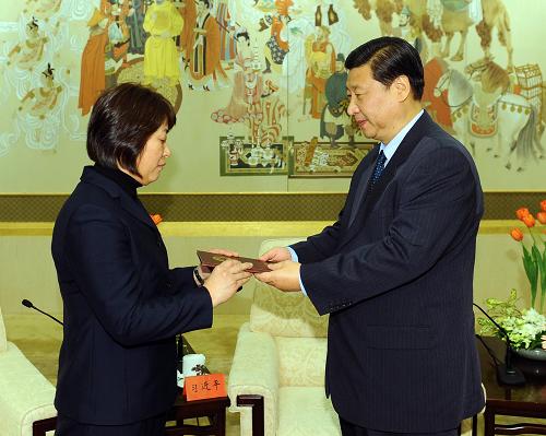 1月13日,沈浩先进事迹报告会在北京人民大会堂举行。报告会前,中共中央政治局常委、中央书记处书记、国家副主席习近平会见沈浩同志亲属和报告团全体成员,将全国“优秀共产党员”证书和“人民满意的公务员”证书颁发给沈浩同志亲属。 新华社记者李涛摄